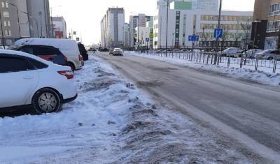 Автомобилисты Тюмени жалуются на уборщиков из-за снега на парковках