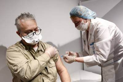 Вакцинация в российских регионах вышла на новый этап