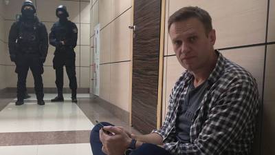 Навального взяли под стражу на 30 суток прямо в отделе полиции. Это законно?