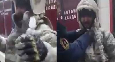 В Якутии пожарные при –50 раздеваются с помощью топора
