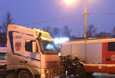 Грузовик сбил насмерть пожилую женщину у станции метро "Проспект Ветеранов"