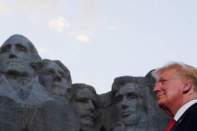 Трамп распорядился поставить памятники Коби Брайнту и Стиву Джобсу