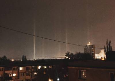 Световые столбы устремились в небо: под Одессой наблюдали удивительное явление