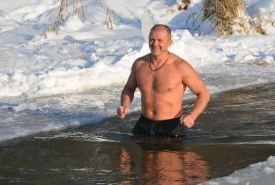 Крещение 2021: Кто из украинских политиков искупался в проруби в 17-градусный мороз
