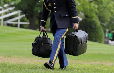 В день инаугурации Байдена: Трамп вылетит из Вашингтона с "ядерным чемоданом"