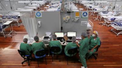 Число случаев коронавирус в Бразилии превысило 7,7 млн