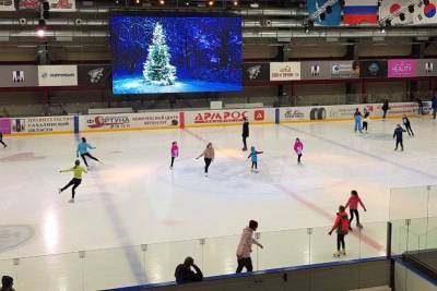 "Кристалл" зовет сахалинцев кататься на коньках