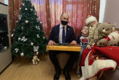 Исполняя мечты: в Хабаровском крае подарки детям дарят министры
