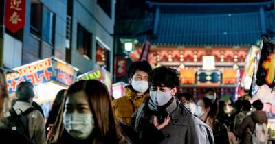Ясутоси Нисимура - Юрико Коикэ - В Японии призывают вновь ввести режим ЧС из-за COVID-19 - ren.tv - Токио - Япония