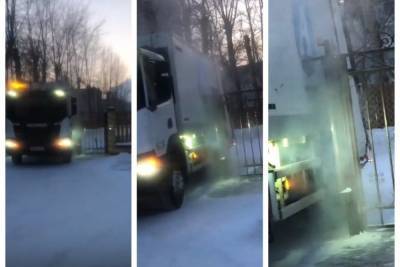 Город заборов: в Новосибирске мусоровоз застрял в воротах многоэтажки