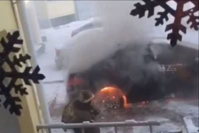 В Омске под окнами многоэтажки загорелась машина