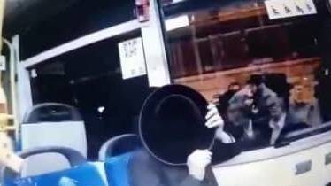 Видео: подросток бьет водителя в Бейт-Шемеше в ответ на просьбу надеть маску