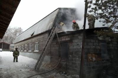 В Свердловской области горел ангар с техникой