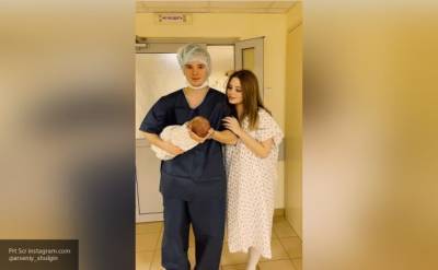 Сын певицы Валерии поделился с фанатами снимками новорожденной дочери