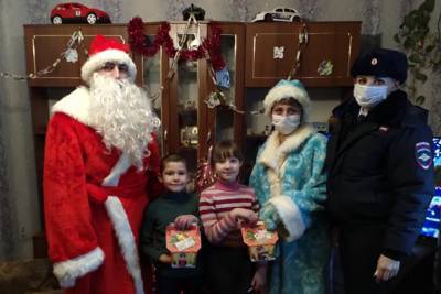 В Дорогобуже Полицейский Дед Мороз принес подарки детям