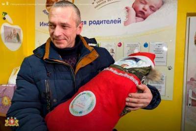В Екатеринбурге новорожденных выписывают в костюмах Дед Мороза