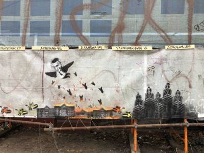 «Похож на Голубева»: неизвестные в Ростове нанесли граффити с человеком с зажигательными бомбами на доме Сариевых