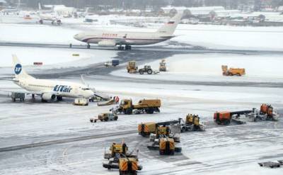 Из-за обрушившегося на Подмосковье снегопада в столичных аэропортах отменены десятки рейсов