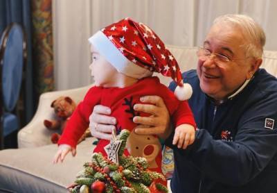 Петросян показал новогоднее фото с сыном, ему советую родить еще одного