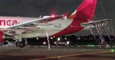 В Колумбии пассажирский самолет совершил аварийную посадку: аэробус запутывался в новогодних украшениях