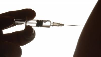 Петербуржцам объяснили, что ждет при отказе от прививки от коронавируса