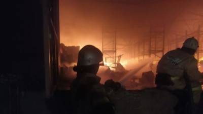 Как тушили пожар на складе канцтоваров в Симферополе – видео