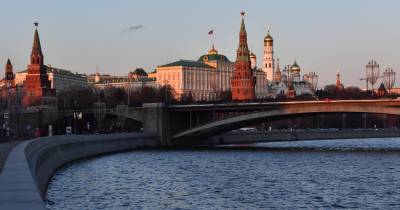 Мужчина упал с моста в центре Москвы