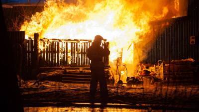 Крупный пожар произошел на складе с канцтоварами в Симферополе