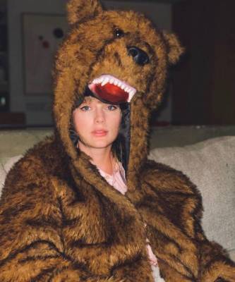Тейлор Свифт закончила год в костюме огромного бурого медведя вместо вечернего платья. Почему?