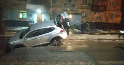 В Харькове под асфальт провалился автомобиль