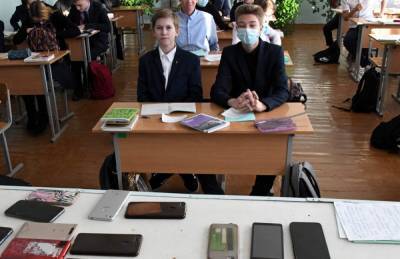 Школьники окончательно попрощаются с мобильными на уроках – Учительская газета