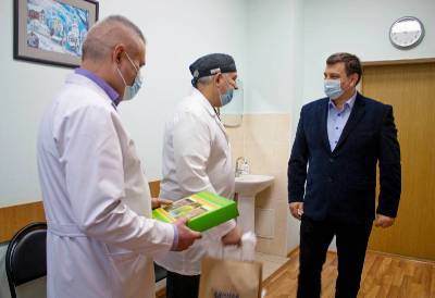 Игорь Ляхов поздравил с новогодними праздниками врачей Смоленской областной больницы