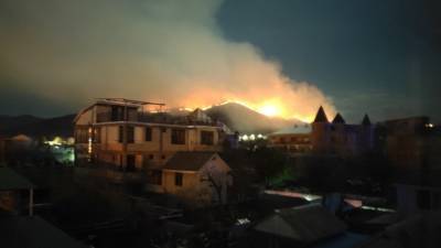 Затяжной природный пожар в Сочи спровоцировали любители фейерверков