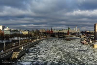 Упавшего с Большого Каменного моста москвича выловили из реки