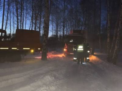 В Кузбассе фура съехала с дороги и увязла в снегу