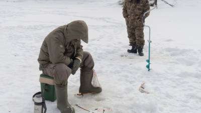 В МЧС напомнили о минимальной толщине льда для зимней рыбалки
