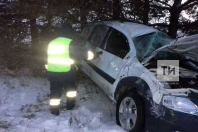 С трассы в Татарстане вылетело авто: четверо детей в салоне не пострадали