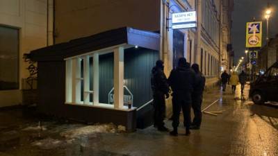Дебошир напал на журналистов во время ночного рейда по барам Петербурга