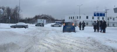 Аэропорт Бесовец: снег не убран. машины откапывают (ФОТОФАКТ)