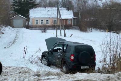 В Туле Chevrolet Niva улетела в кювет после столкновения с автобусом