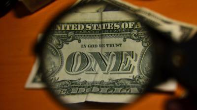 Экономист назвал точный курс доллара на май 2021 года