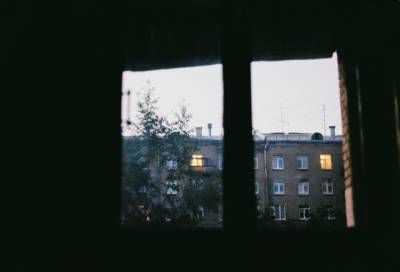В Петербурге пьяный мужчина проник в чужую квартиру и выпал из окна