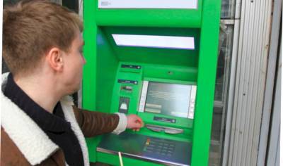 В ПриватБанке проблемы с начислением выплат, деньги украинцам не доходят: "На пенсионную карту..."