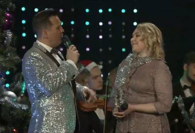 Диалог у новогодней елки: Лира Бурак вместе с оркестром «Таврический» поздравила жителей Ленобласти с Новым годом