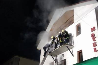 На курорте в Карпатах загорелся отель: пострадал ребенок