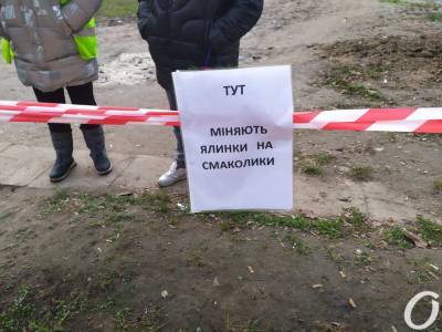 Елка в обмен на конфеты: в Одессе началась акция по сбору новогодних деревьев