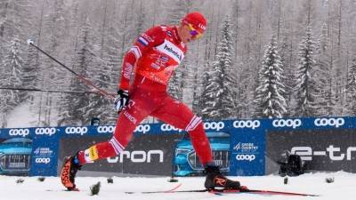 Россиянин Александр Большунов победил на масс-старте этапа гонки «Тур де Ски»