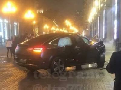 Сотрудники московской автомойки угнали Mercedes клиентки и протаранили на нем театр имени Вахтангова