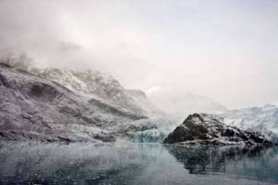 Как выглядят таящие айсберги. Глыбы льда посреди океана (10 фото)