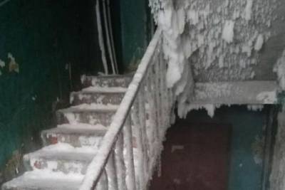 В России общежитие превратилось в ледяную пещеру: там до сих пор живут люди – шокирующее видео